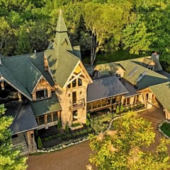 Extraordinary Manor at Dark Horse Retreat