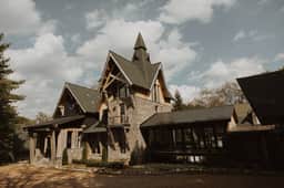 Extraordinary Manor at Dark Horse Retreat - Image 2