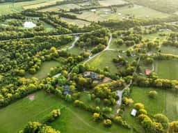 Extraordinary Manor at Dark Horse Retreat - Image 3