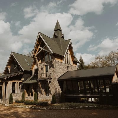 Extraordinary Manor at Dark Horse Estate