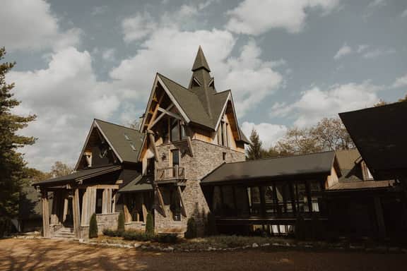 Extraordinary Manor at Dark Horse Retreat - Image 2