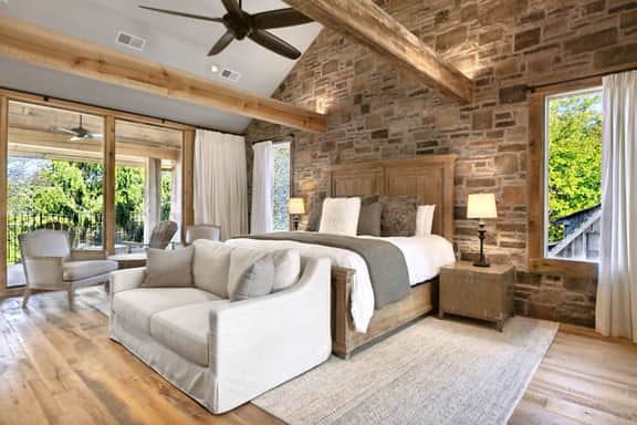 Extraordinary Manor at Dark Horse Estate