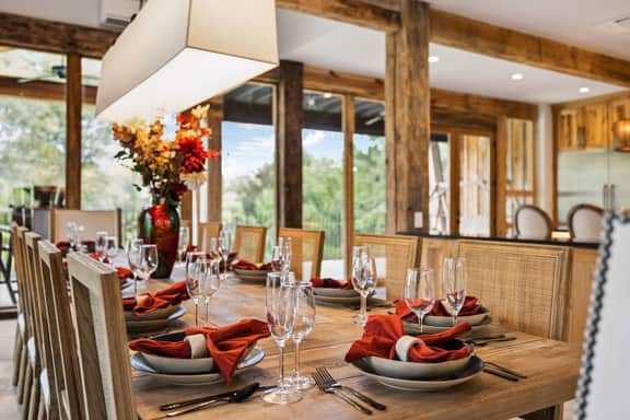 Extraordinary Manor at Dark Horse Retreat - Image 5