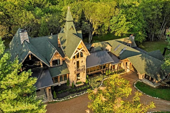 Extraordinary Manor at Dark Horse Retreat - Image 1