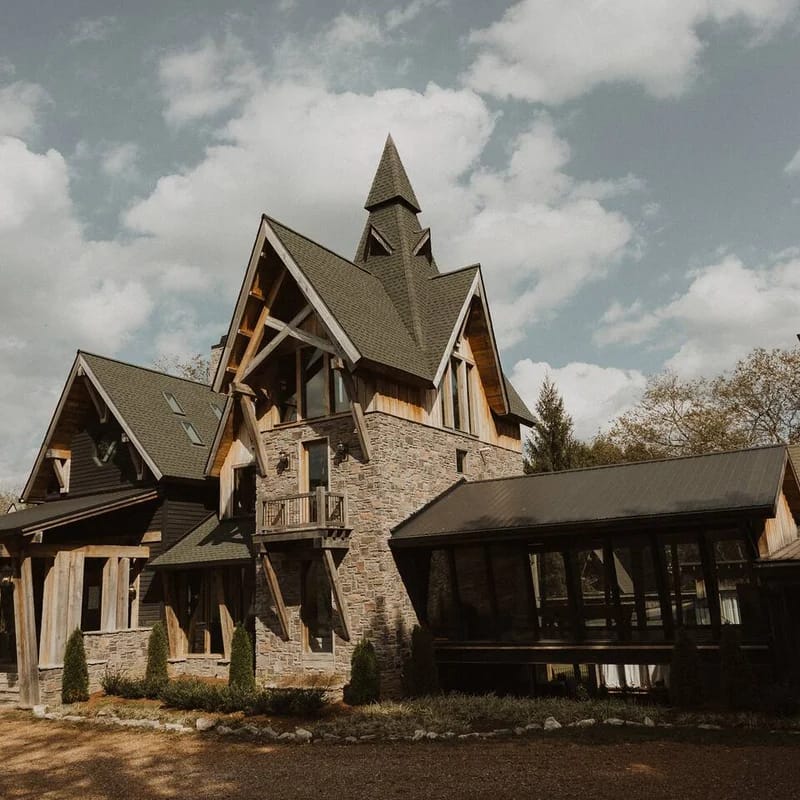 Extraordinary Manor at Dark Horse Estate